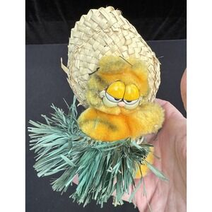 RARE 1981 Garfield 3.5” Plush Clip On Hugger W/ Swivel Head Grass Skirt Hat -A53